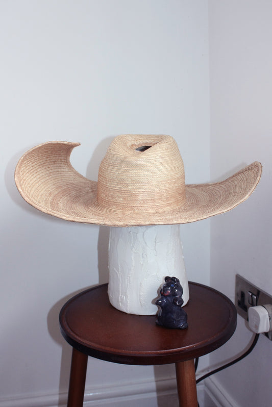 WHITE SOMBRA TABLE LAMP